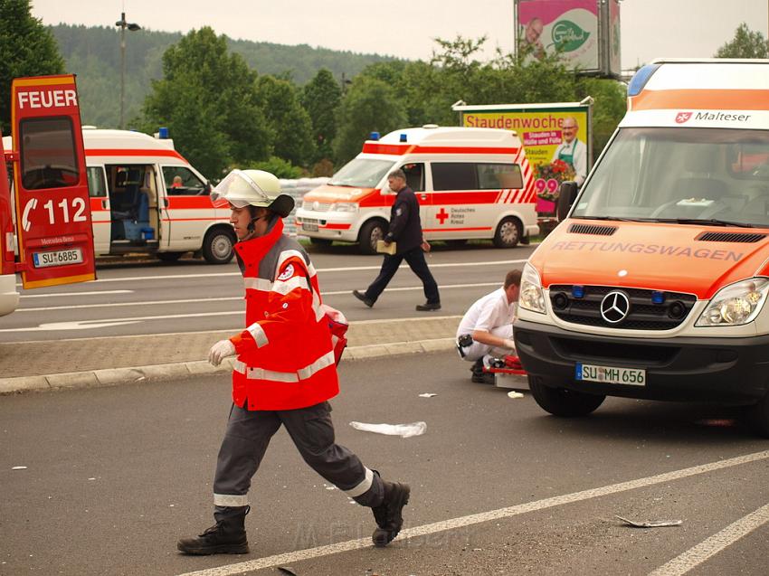 Schwerer Unfall mit Reisebus Lohmar Donrather Dreieck P191.JPG